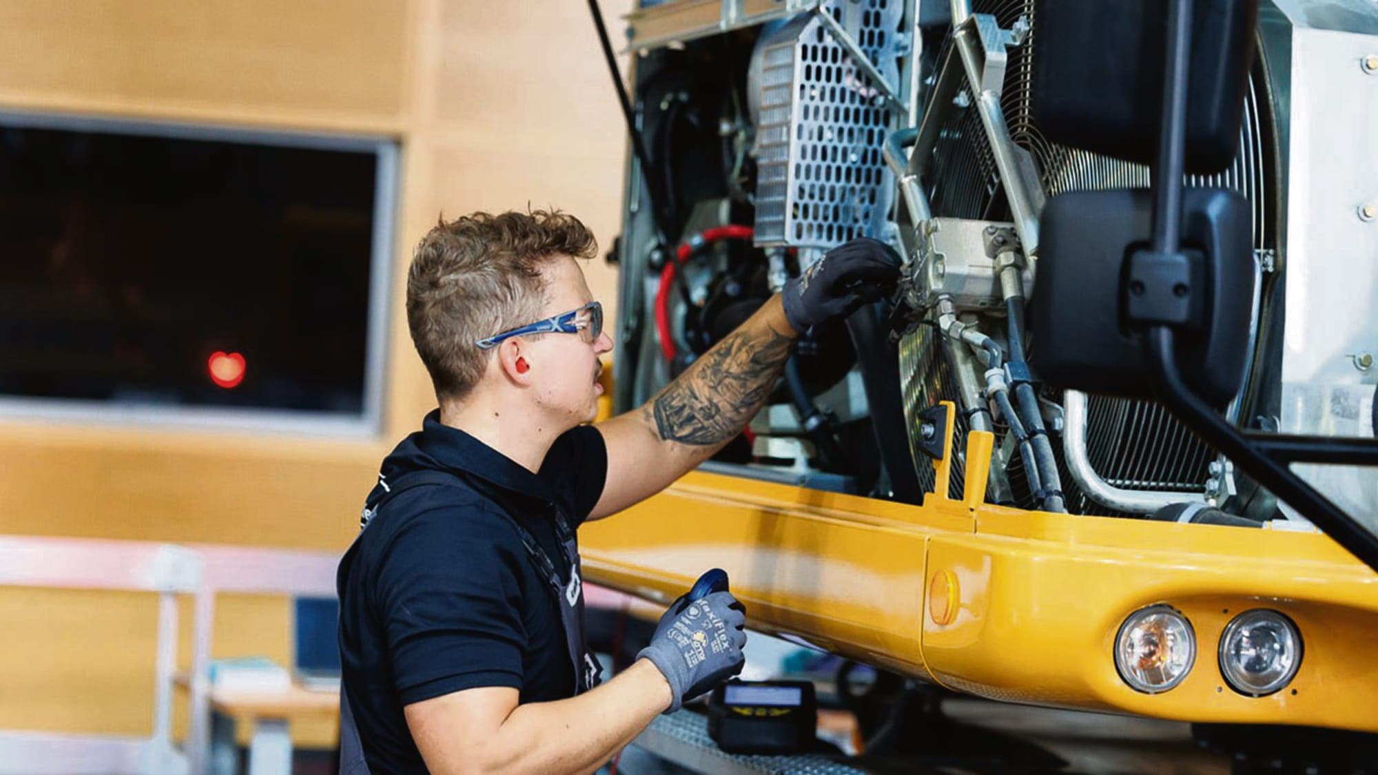 es-land-und-baumaschinentechniker-marvin-gassner-bei-der-arb