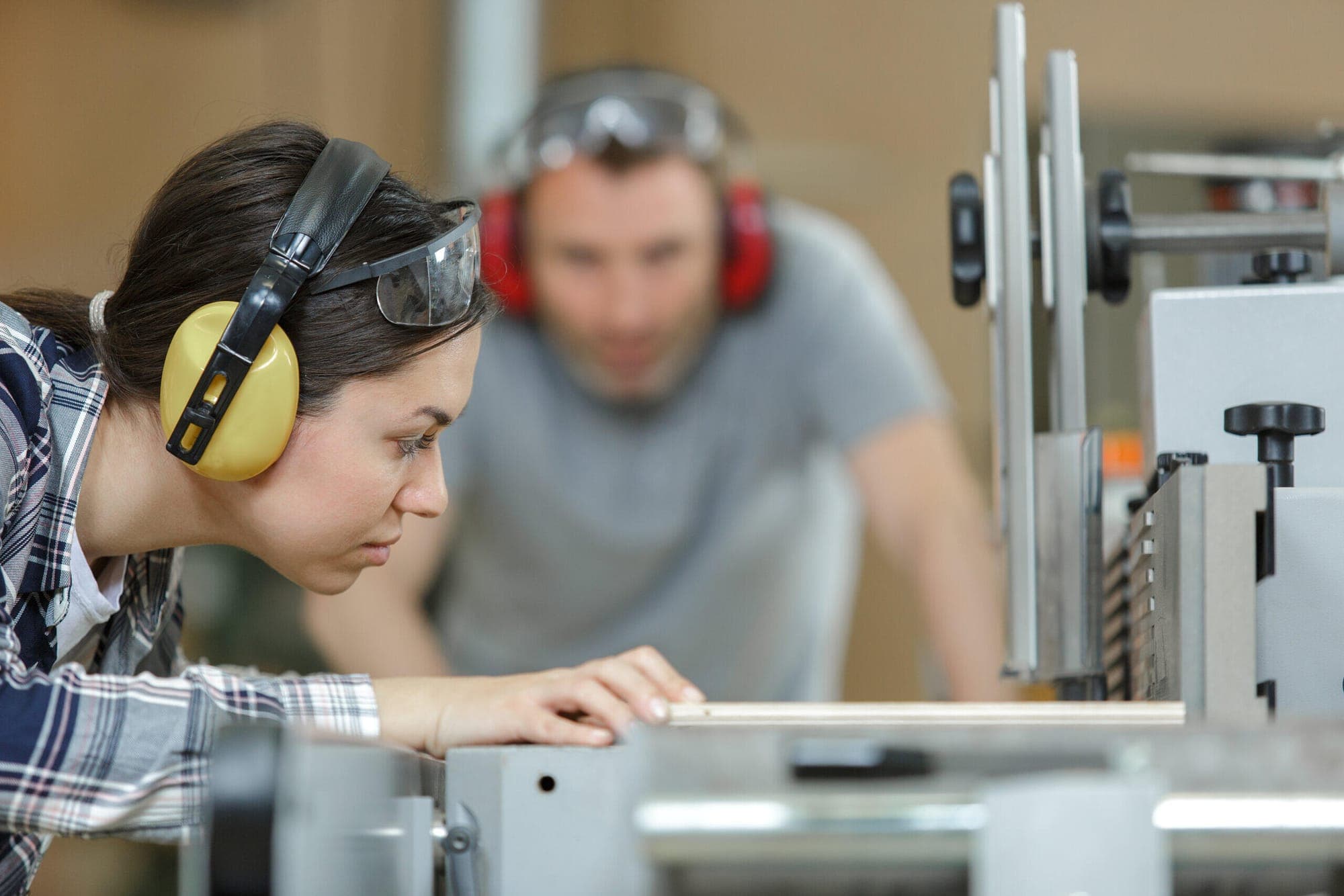 3212759_carpenter-training-female-apprentice-in-workshop_app-v3-original_1Dwhxm_C2cVH9